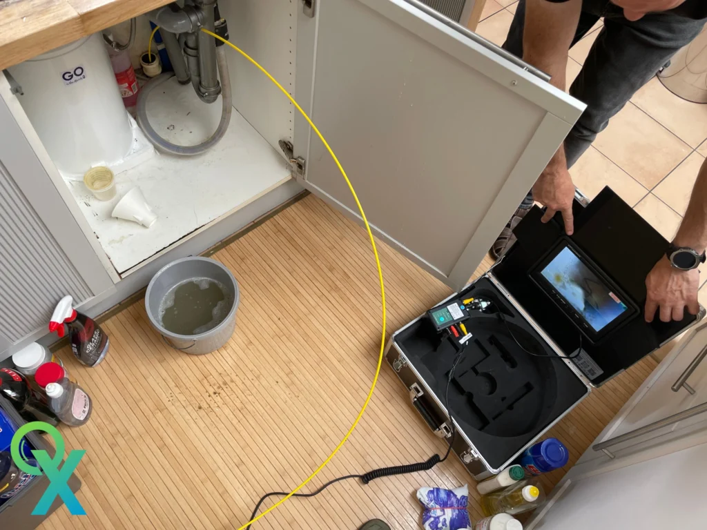 Caméra d’inspection des canalisations utilisée à l’extérieur d’une maison.