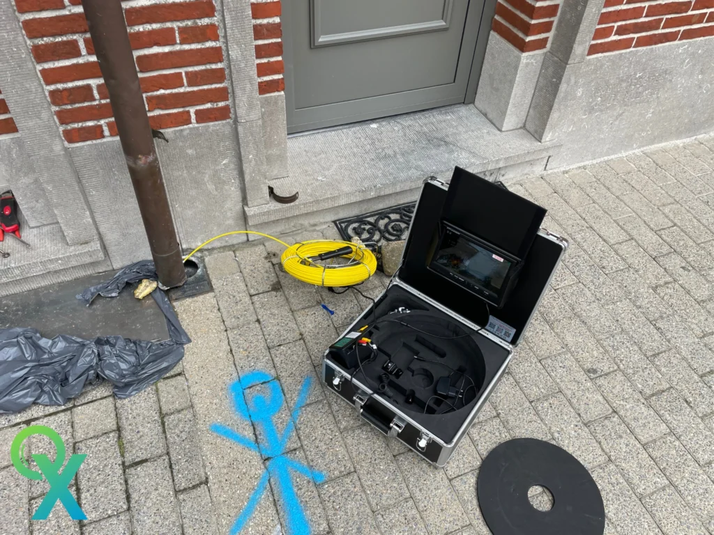 Caméra d’inspection des canalisations utilisée à l’extérieur d’une maison.