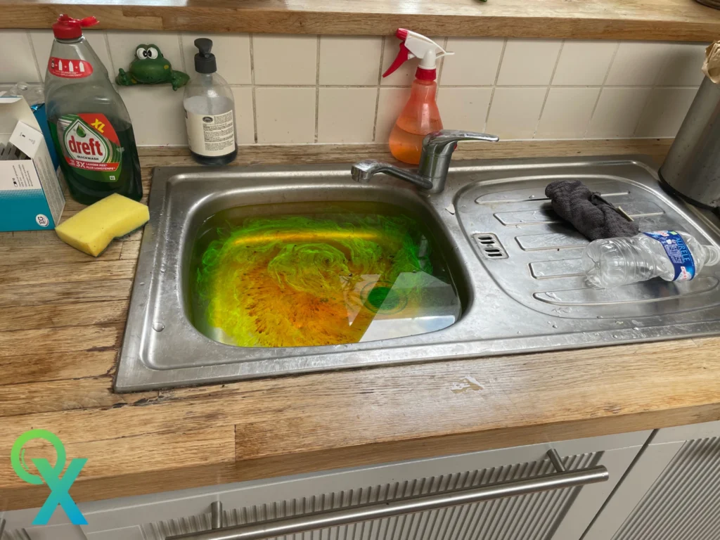Inspection de fuite sous un évier avec caméra et matériel de détection non destructif.