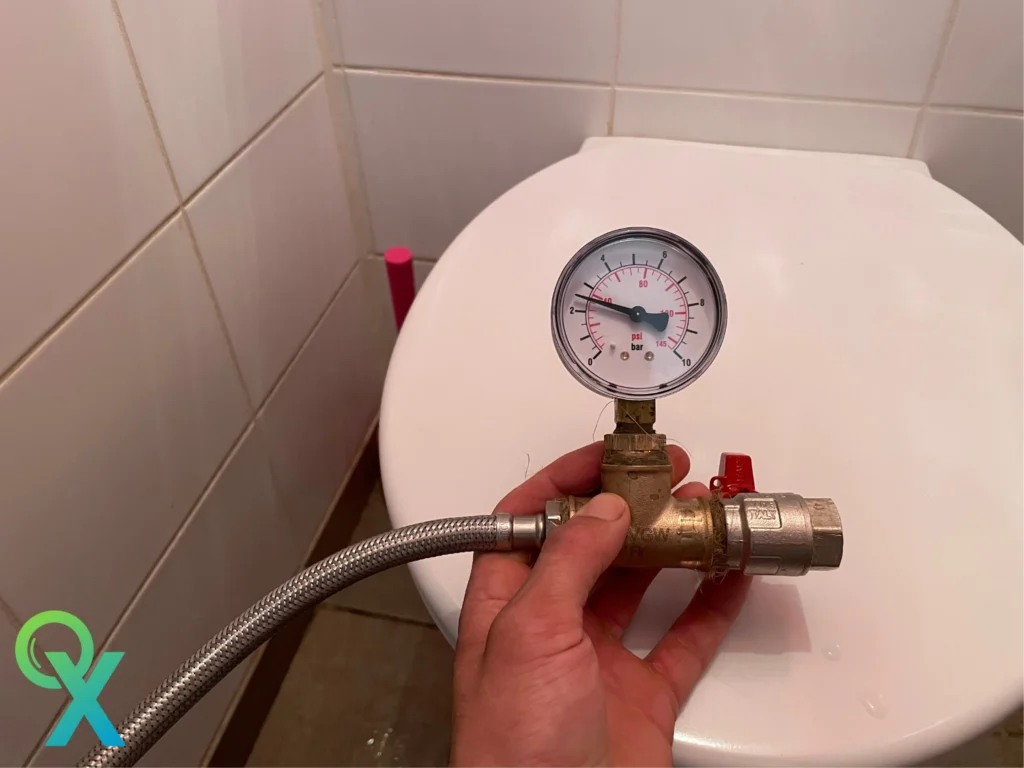 Contrôle de pression avec manomètre pour vérifier une éventuelle perte.