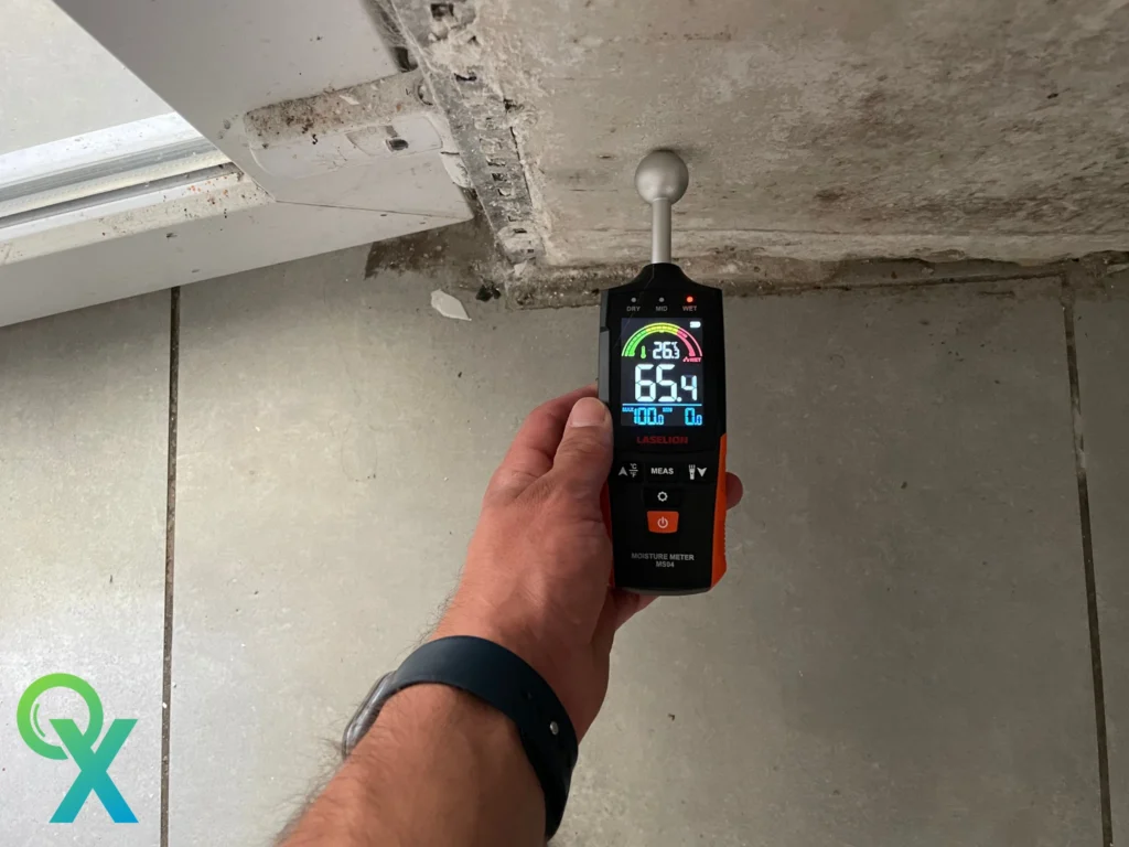 Mesure d’humidité dans un mur à l’aide d’un humidimètre électronique.