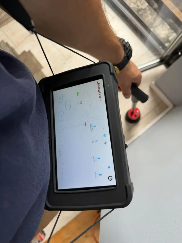 Détection de gaz traceur avec appareil Jacobs et sonde de mesure lors d'une recherche de fuite AXPRO