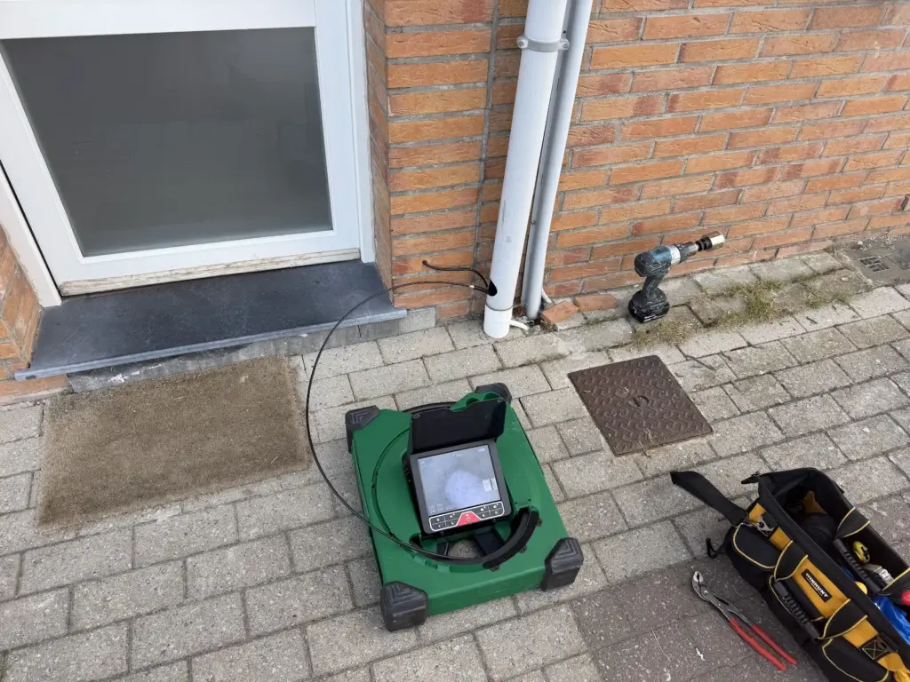 Services de détection de fuite AXPRO : matériel de diagnostic devant une maison
