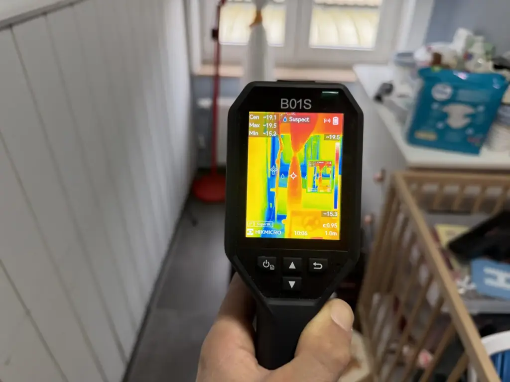 Détection de fuite d'eau à Bruxelles : contrôle à la caméra thermique dans un logement, AXPRO