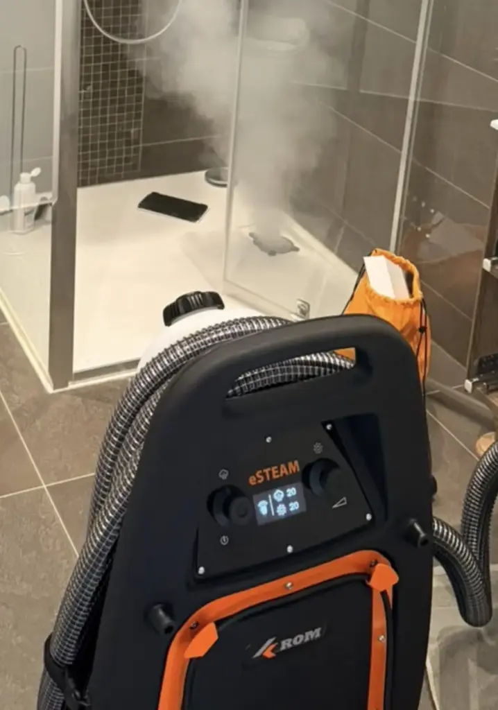 Générateur de fumée utilisé dans une salle de bain pour un test fumigène, AXPRO