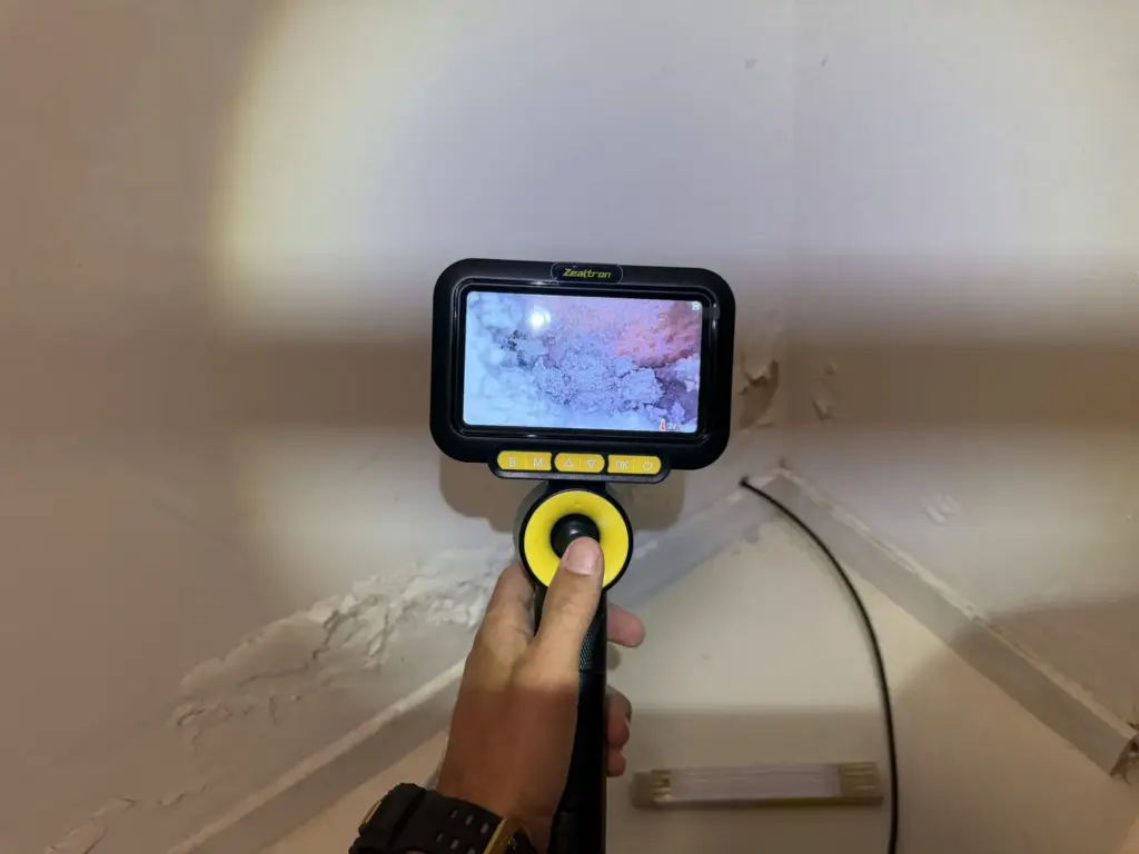 Inspection avec une caméra endoscopique lors d'une recherche de fuite, AXPRO