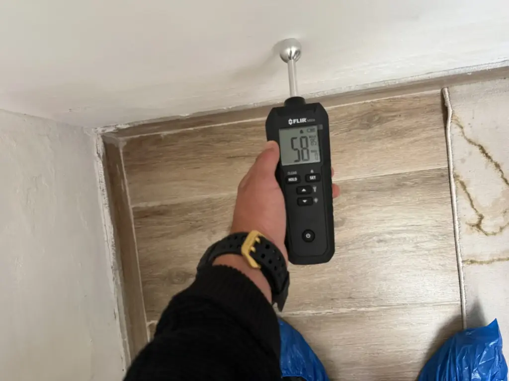 Mesure d'humidité au plafond avec un humidimètre, AXPRO