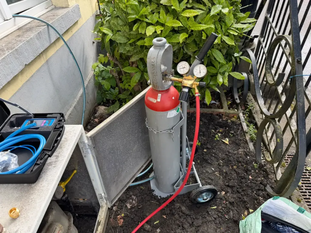 Tracer gas leak detection: gas cylinder with regulator on a trolley, AXPRO