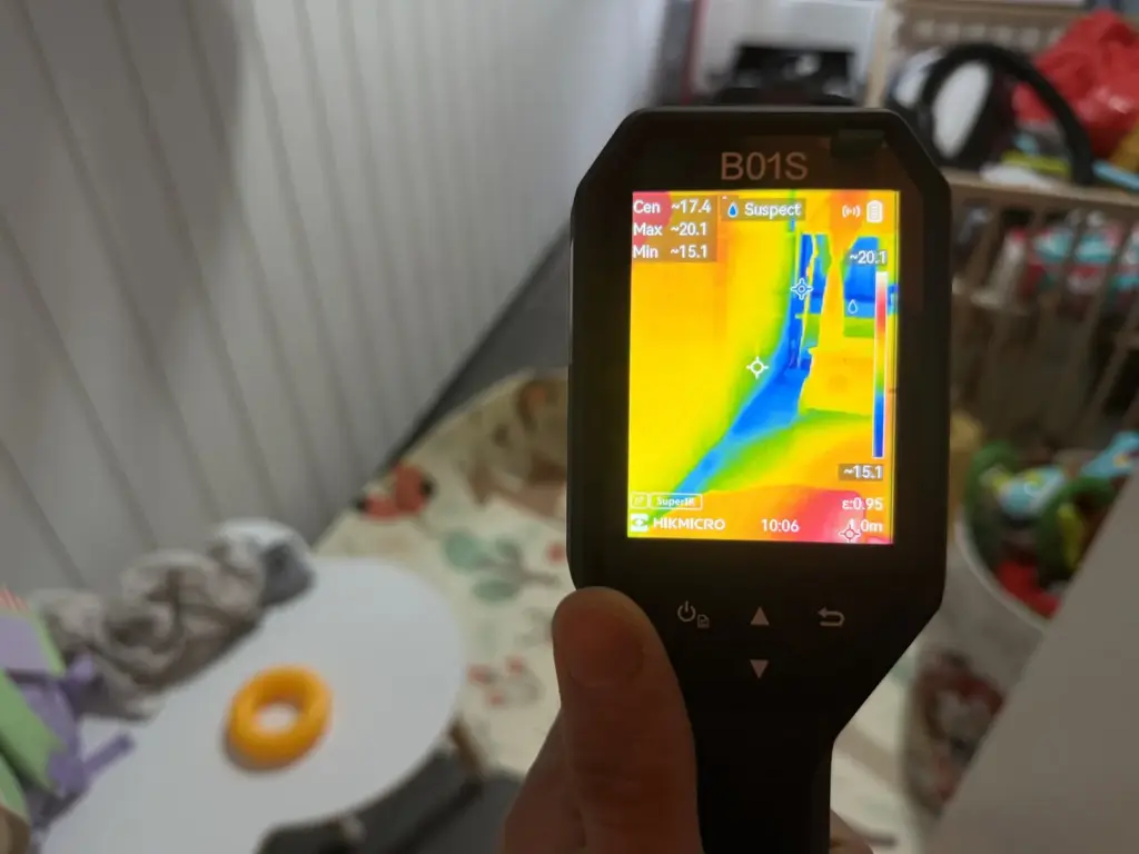 Thermal image of the bottom of the bedroom wall, colder zone, flat in Laeken