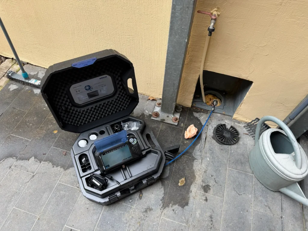 Matériel de détection de fuite AXPRO installé à l'extérieur près d'un regard